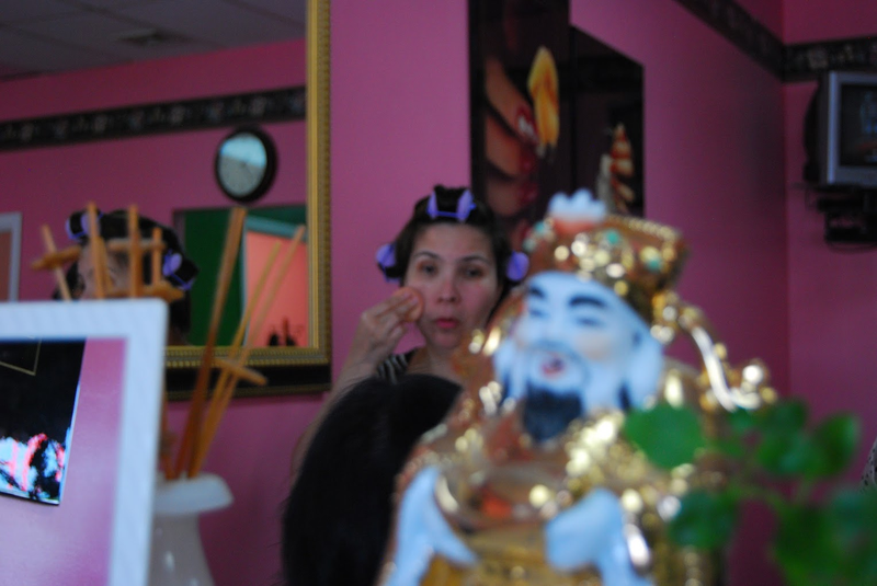 Illustration for article titled A Day in a Nail Salon in East Hartford, CT, in Photos